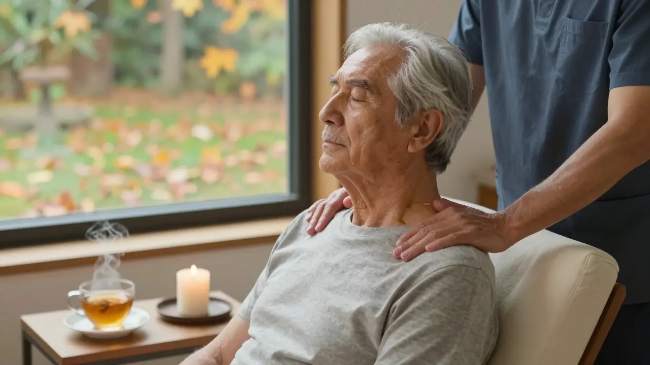Stará žena sedí v klidu, když jí masér jemně masíruje ramena.