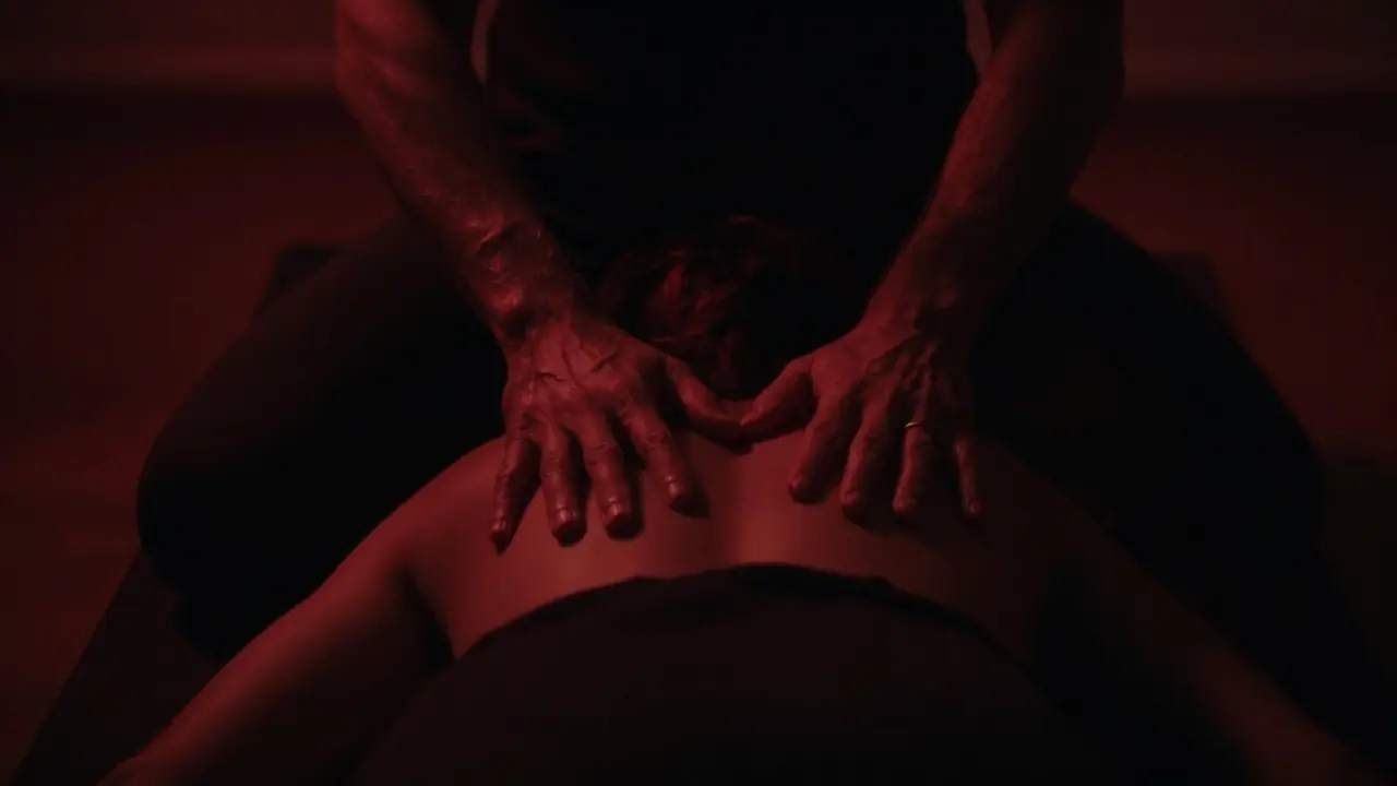 Temná tantra masáž s intenzivními energetickými technikami.